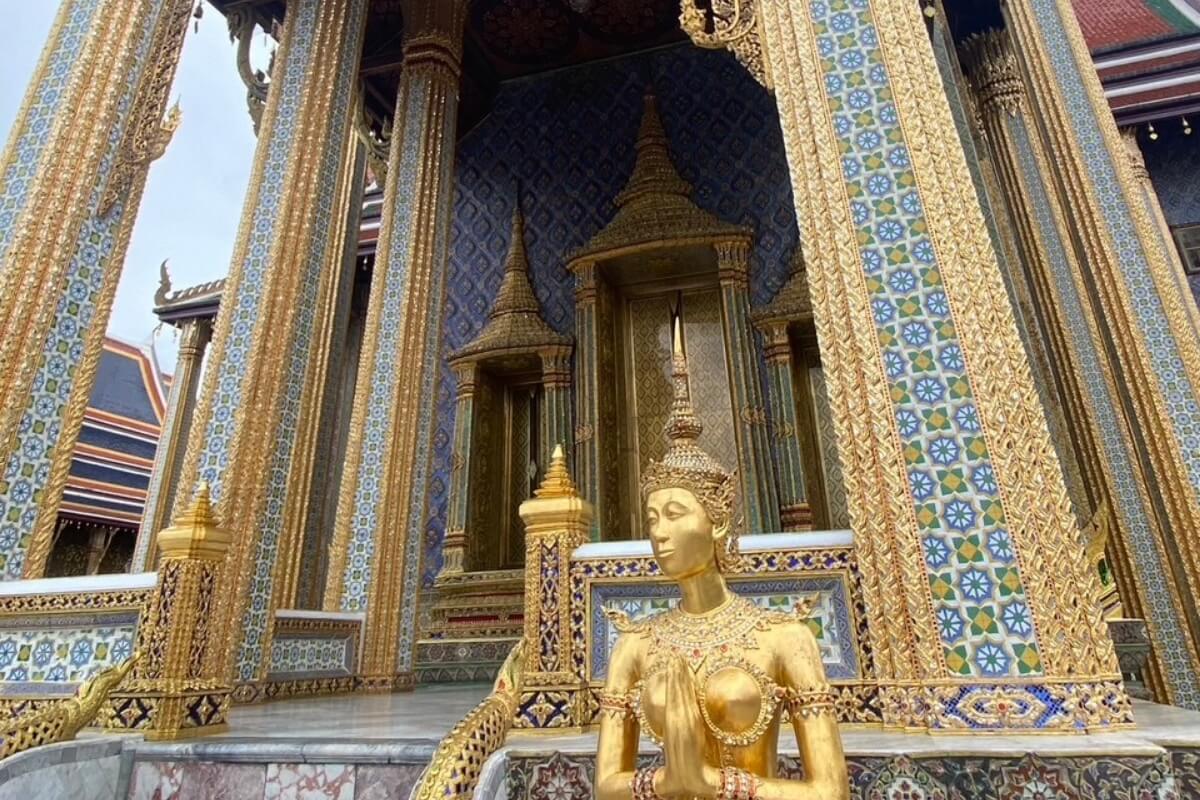 Exploring the Grand Palace Together