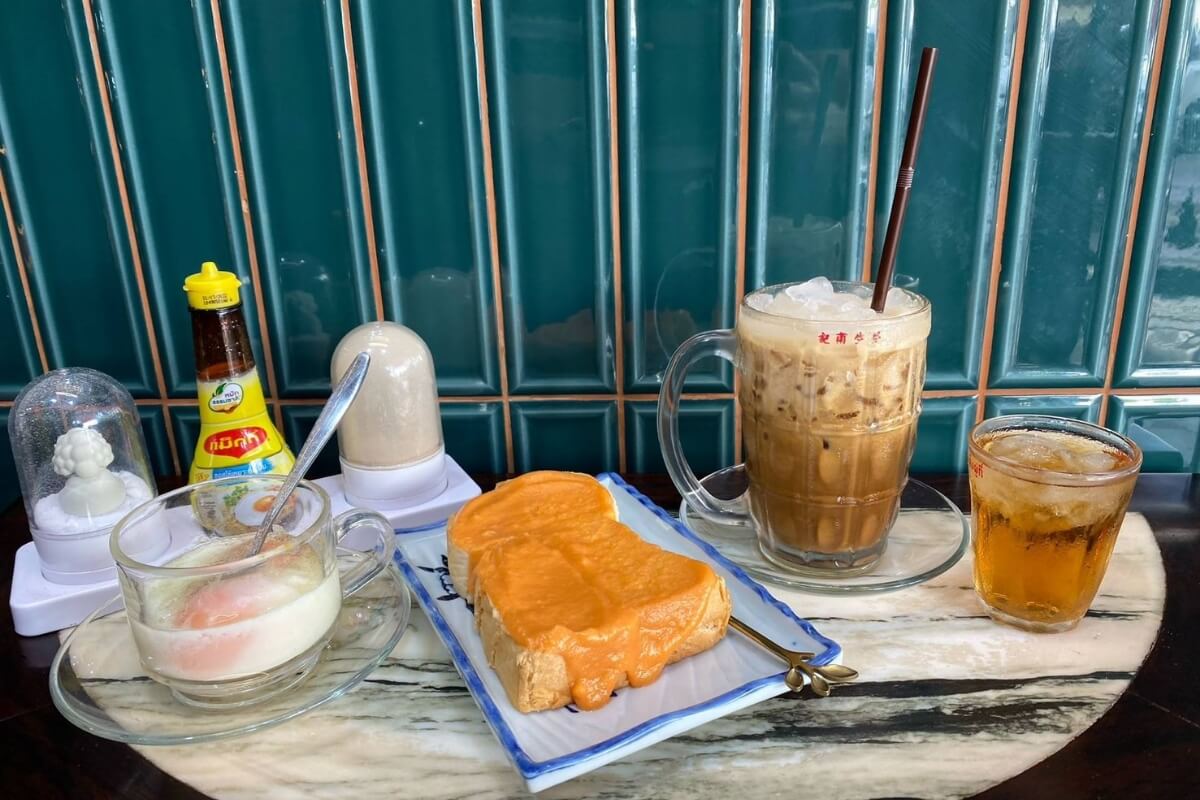 Food tour through the oldest Chinatown in the World “Bangkok China town”