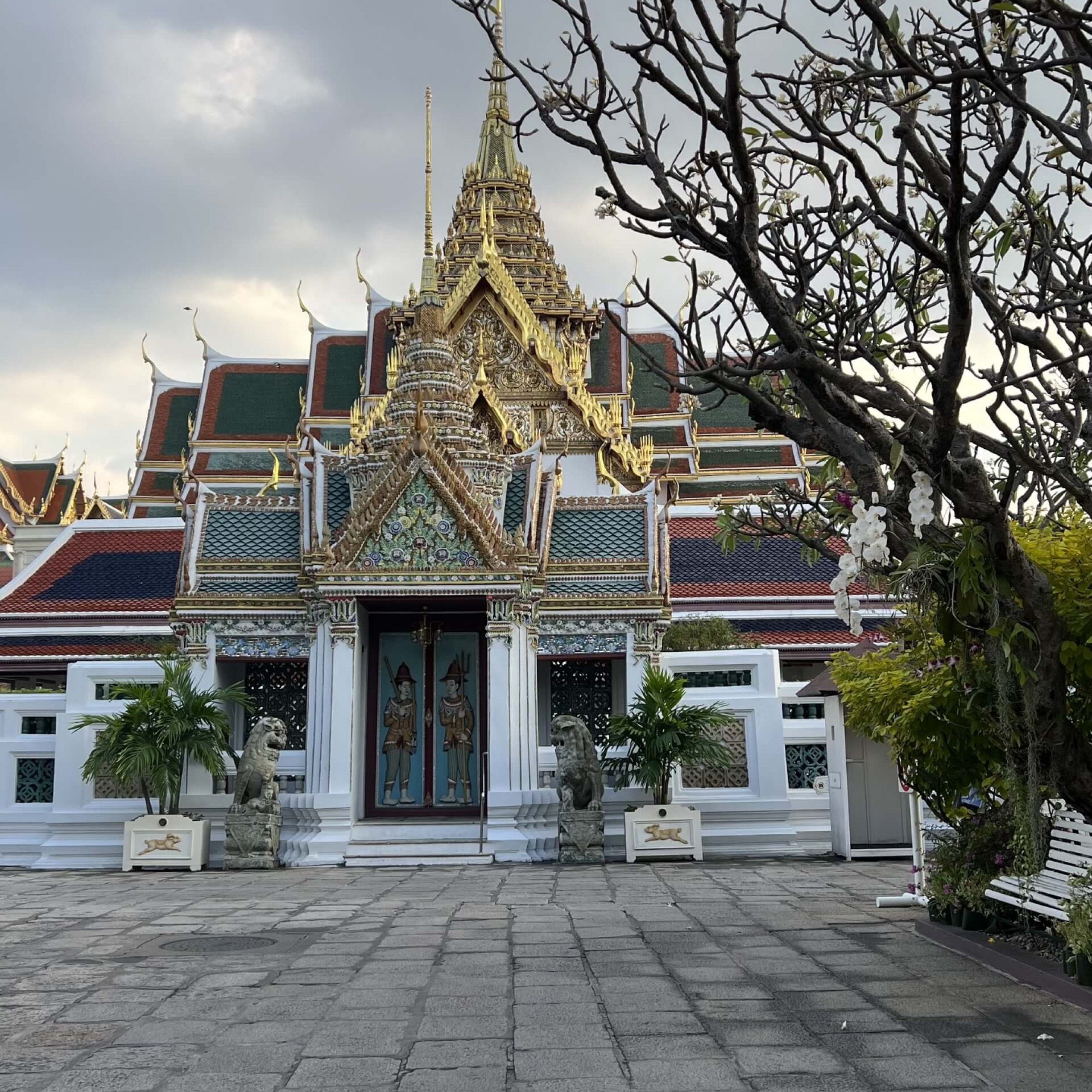 Kids On Tour: Grand Palace and the temple of Emerald Buddha one of the most valuable Buddha in Thailand.