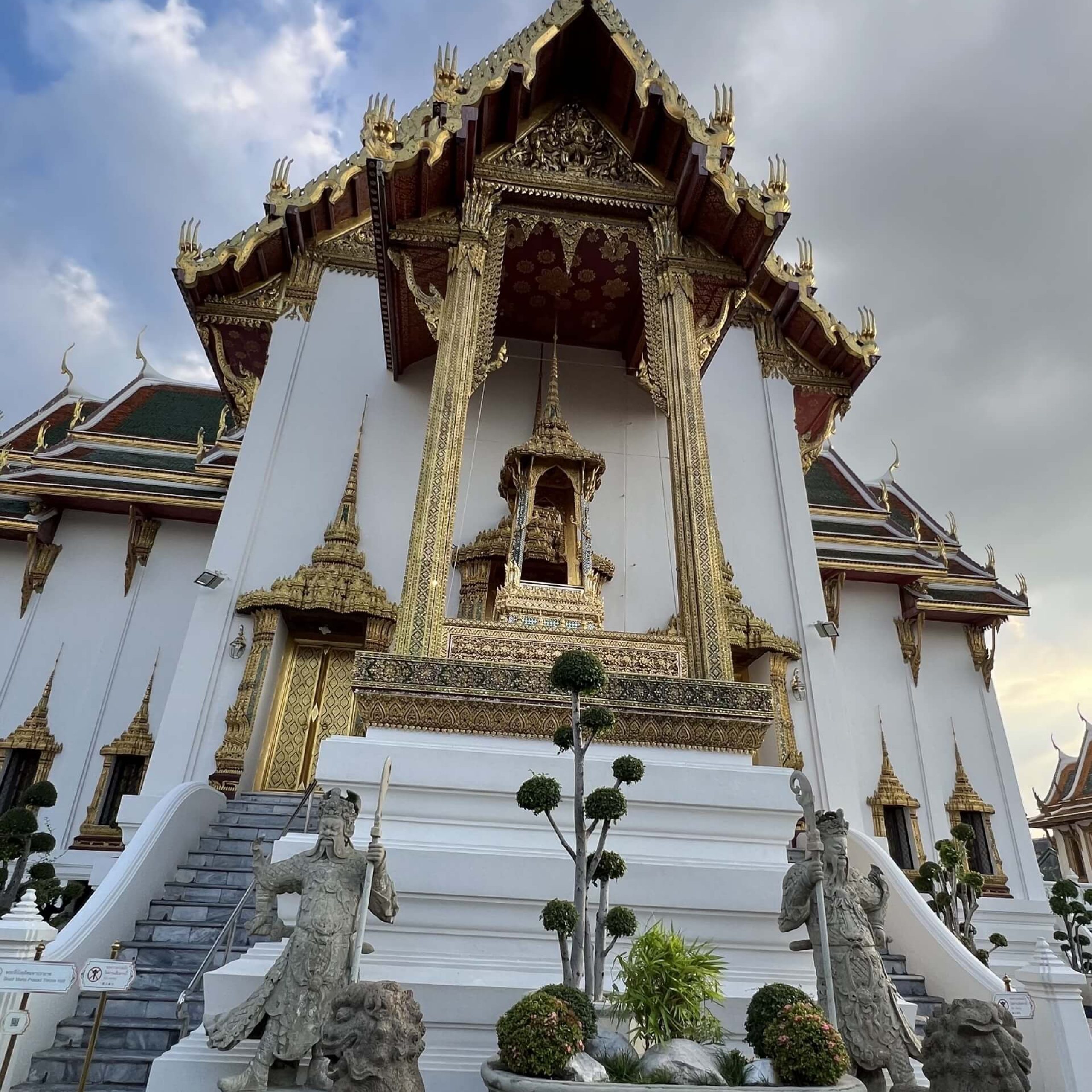 Kids On Tour: Grand Palace and the temple of Emerald Buddha one of the most valuable Buddha in Thailand.
