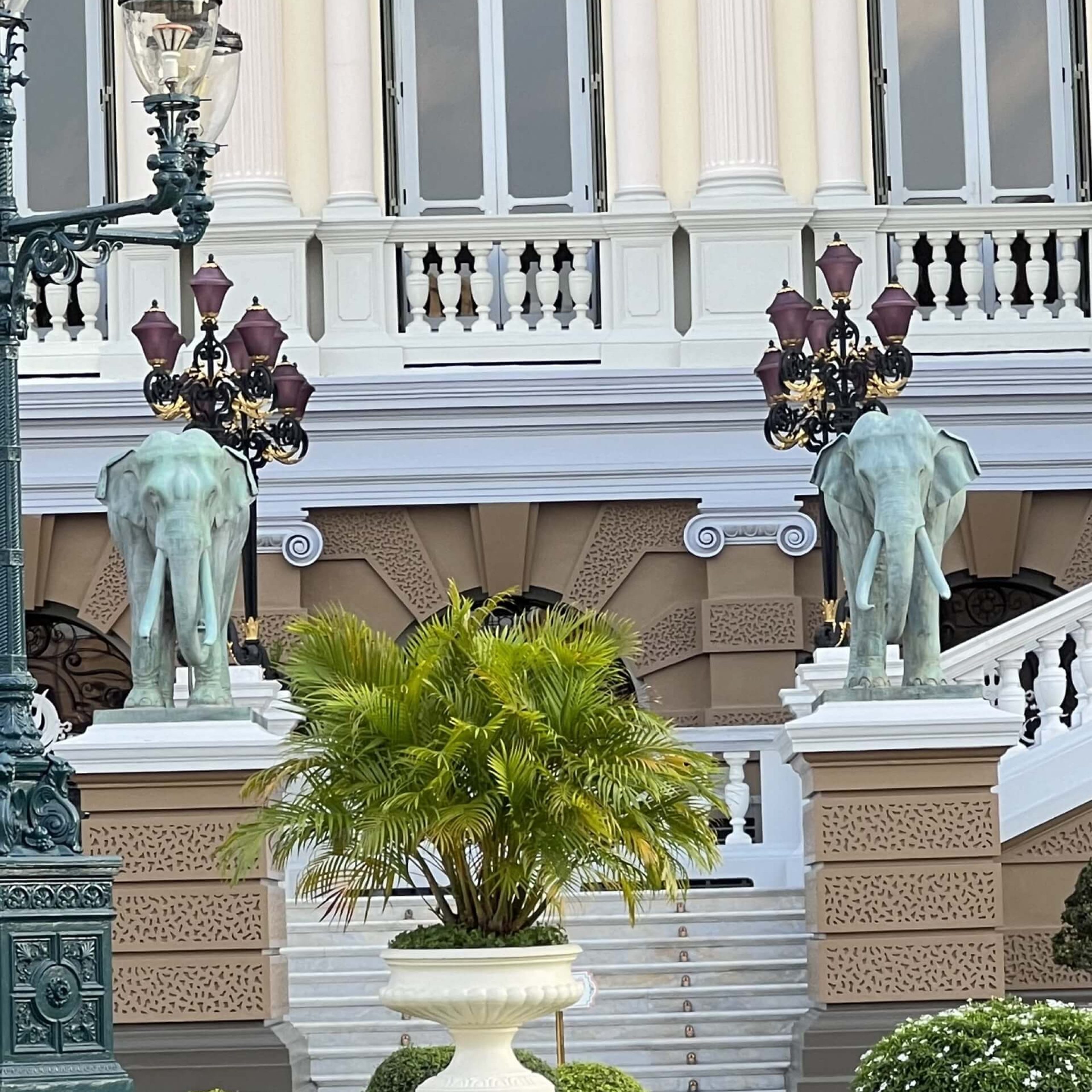 Kids On Tour: Grand Palace and the temple of Emerald Buddha one of the most valuable Buddha in Thailand.