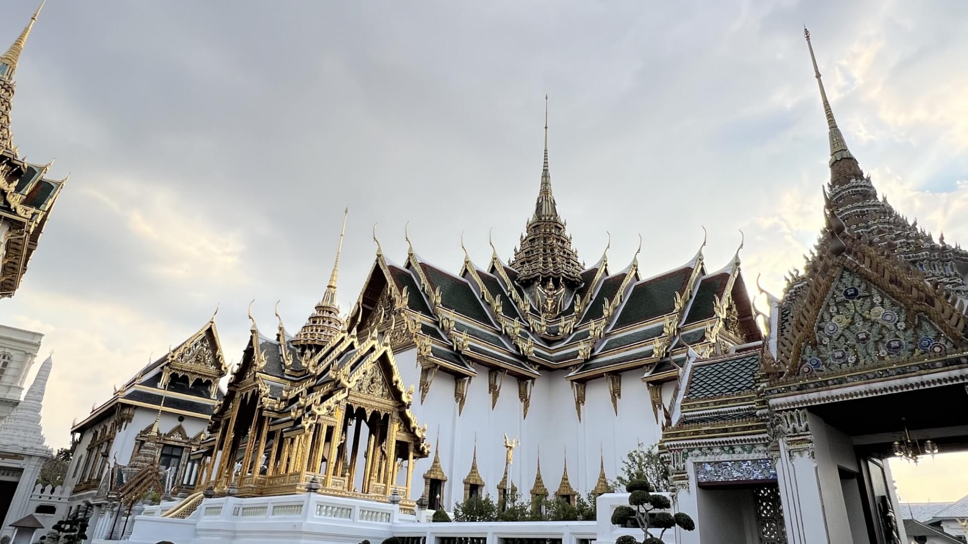 Kids On Tour: Grand Palace and the temple of Emerald Buddha one of the most valuable Buddha in Thailand.
