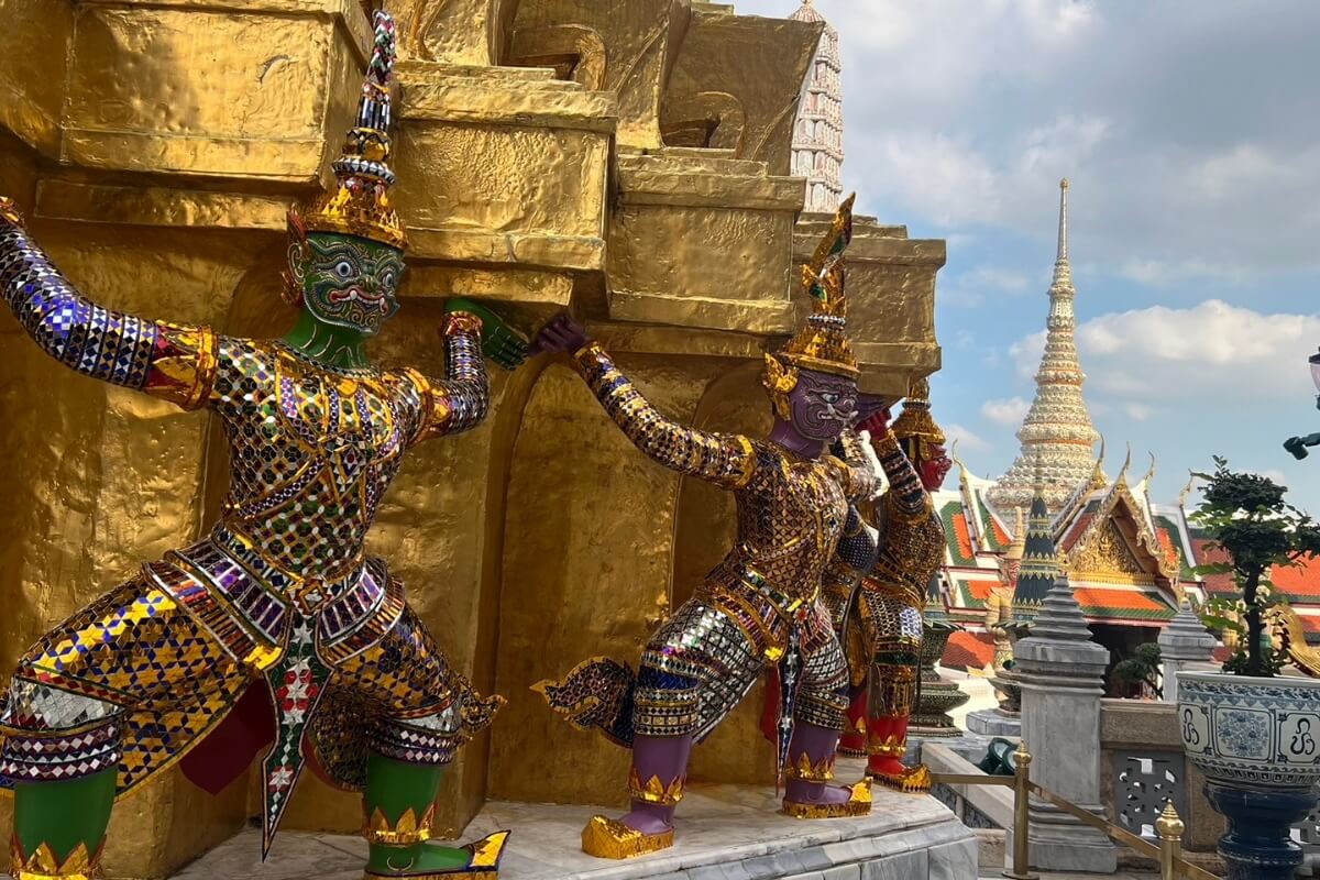 Kids On Tour: Grand Palace and the temple of Emerald Buddha one of the most valuable Buddha in Thailand.