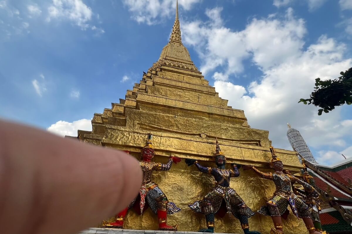 Kids On Tour: Grand Palace and the temple of Emerald Buddha one of the most valuable Buddha in Thailand.