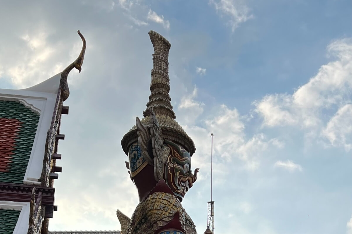 Kids On Tour: Grand Palace and the temple of Emerald Buddha one of the most valuable Buddha in Thailand.