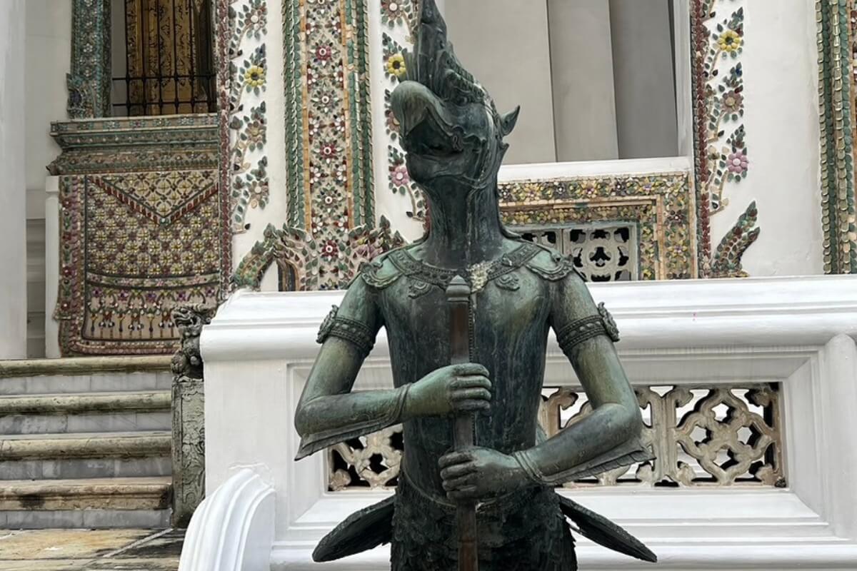 Kids On Tour: Grand Palace and the temple of Emerald Buddha one of the most valuable Buddha in Thailand.